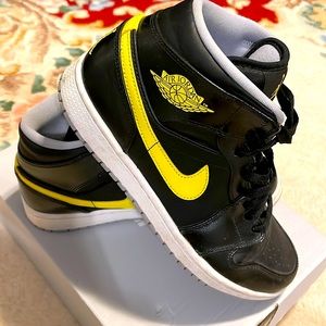 Air Jordan 1 Mid Sneaker